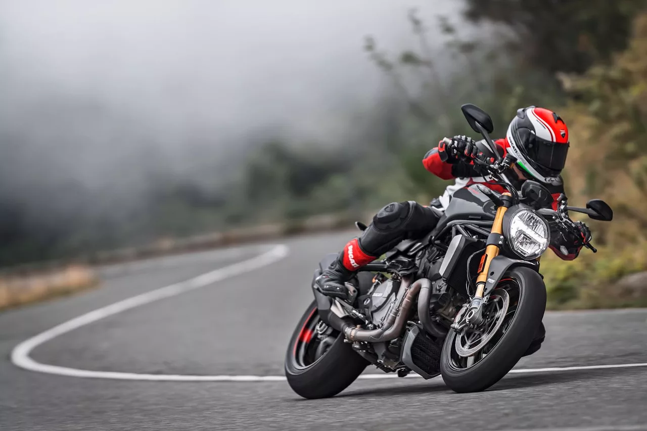 logo-thuong-hieu-ducati-elle-man-16