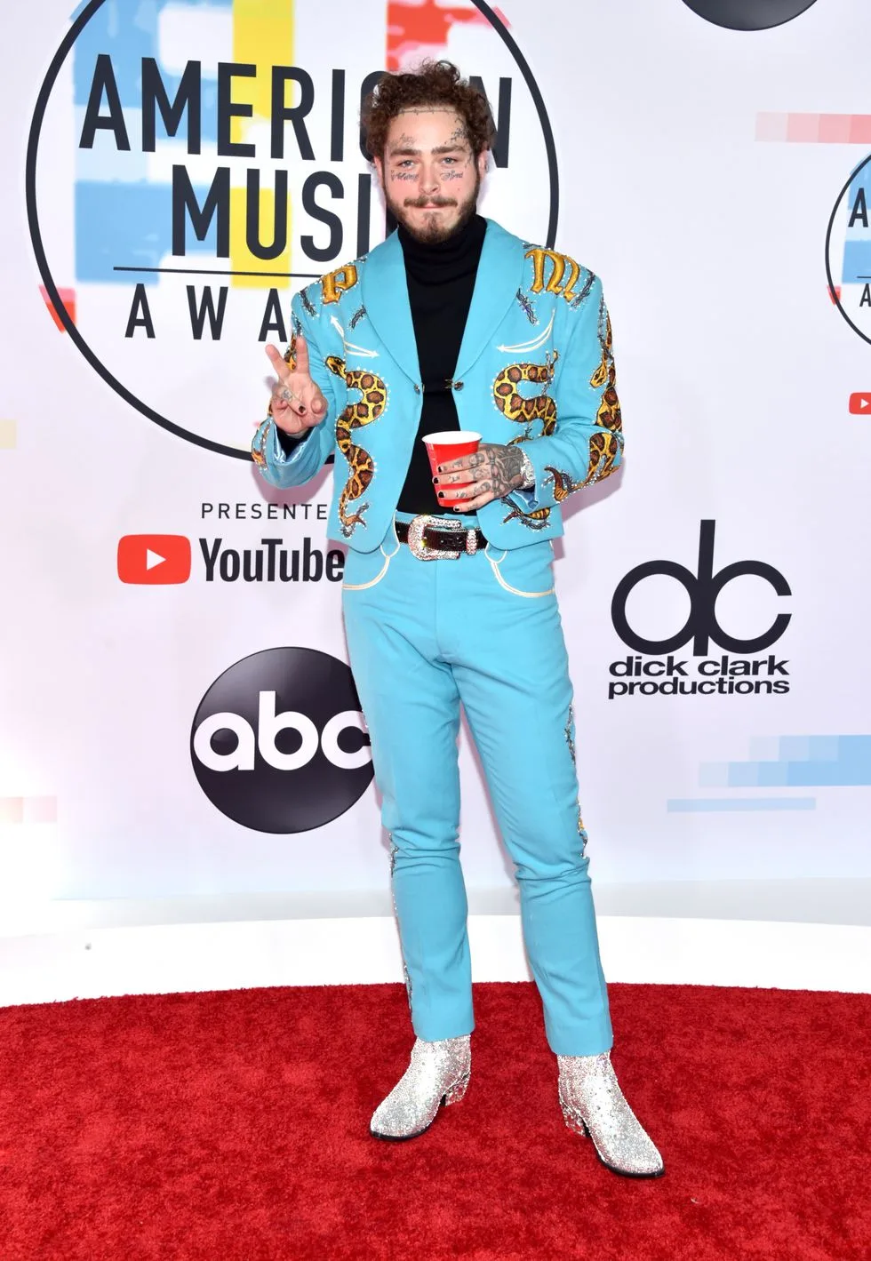Post Malone là một trong những cái tên nổi bật nhất trên thảm đỏ AMAs 2018. Ảnh: Vogue