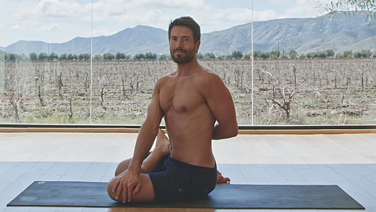 người đàn ông tập yoga giảm stress