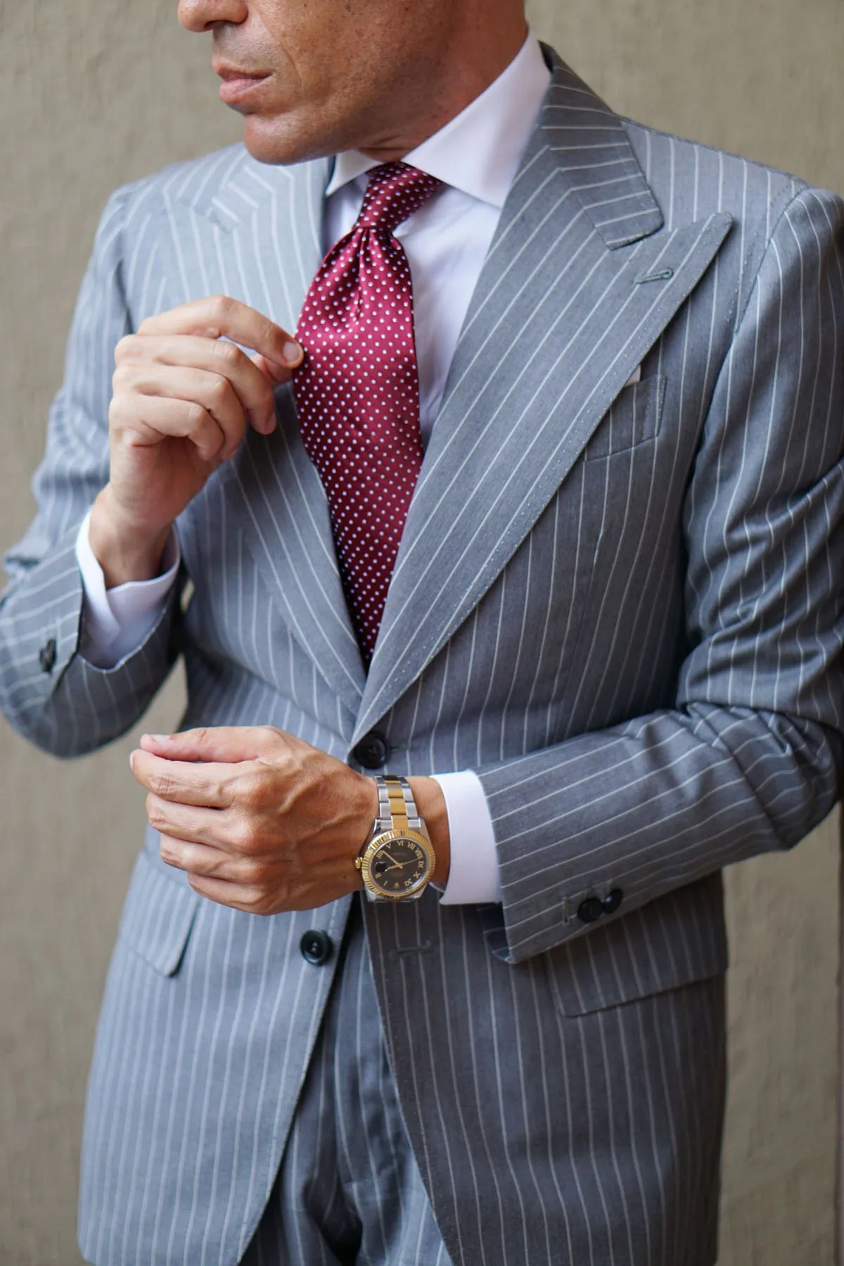 phố đồ cà vạt chấm bi với suit xám