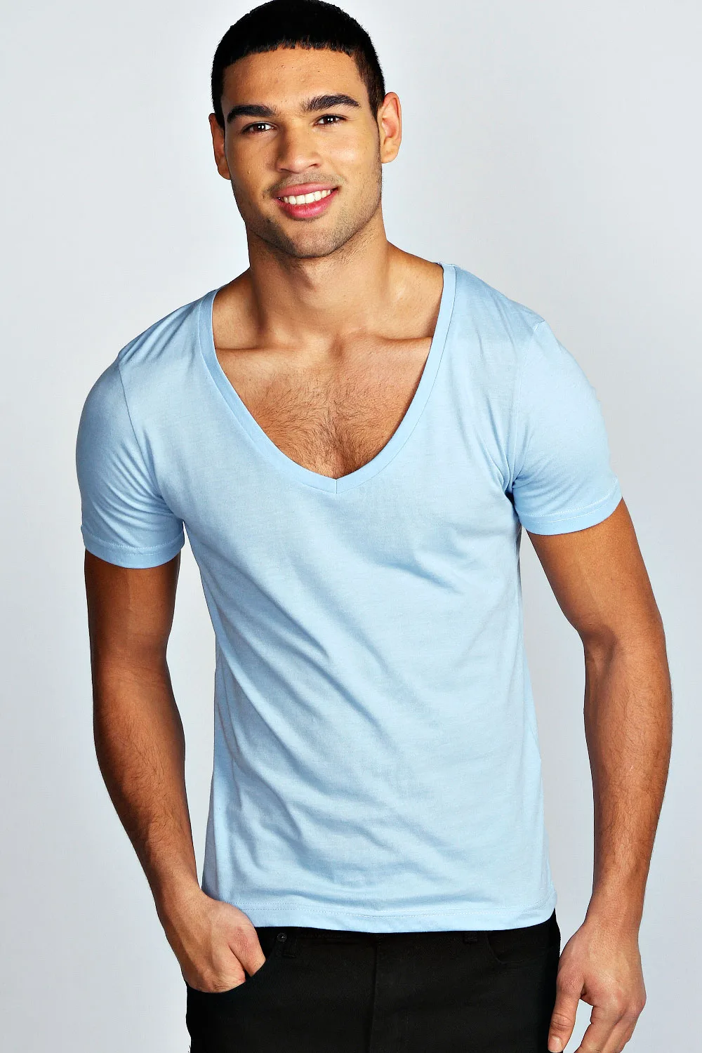 Sự phản cảm của những chiếc áo V-neck khoét sâu Sự phản cảm của những chiếc áo V-neck khoét sâu