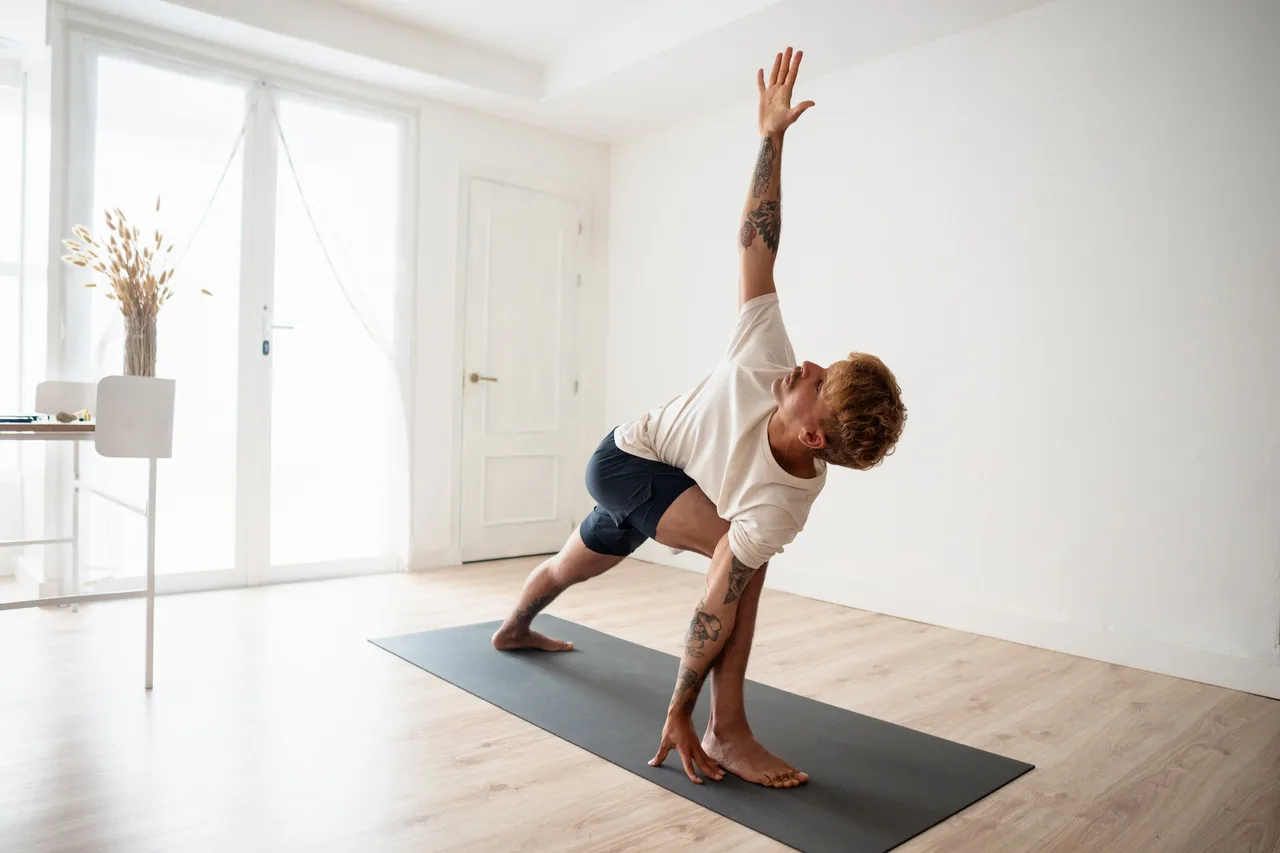 nam giới tập yoga buổi sáng