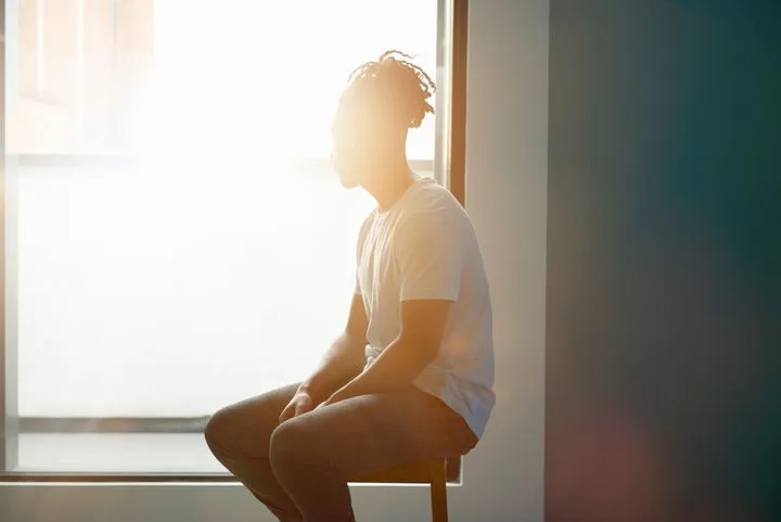 vực dậy tinh thần-chàng trai ngồi bên cửa sổ