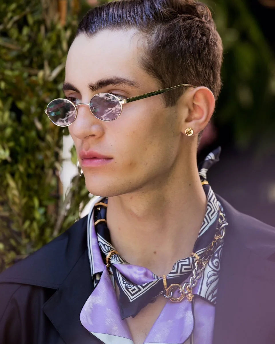 Xu hướng neckerchief được ưa chuộng tại show diễn của Versace
