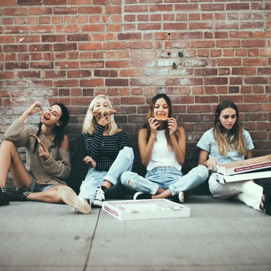 Việc lấy lòng những người thân cận với nàng sẽ rất giúp ích cho bạn