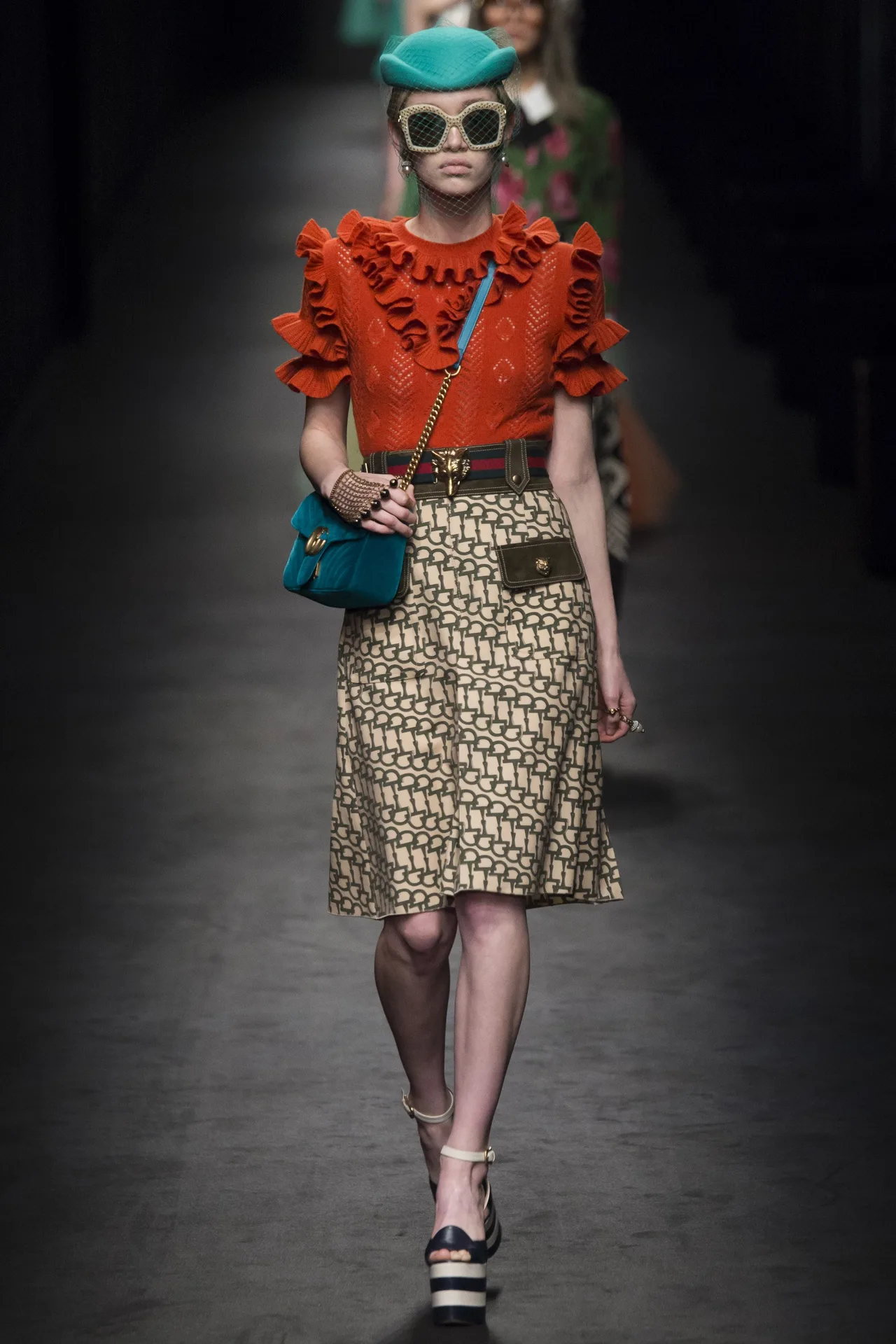 Gucci Thu-Đông 2016 như một lời thách thức trước dư luận rằng một "vũ trụ" thời trang mới sắp được khai sinh. Ảnh: Vogue