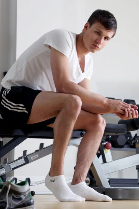 Lý do vì sao quý ông sành điệu không nên mang tất trắng: Tập gym