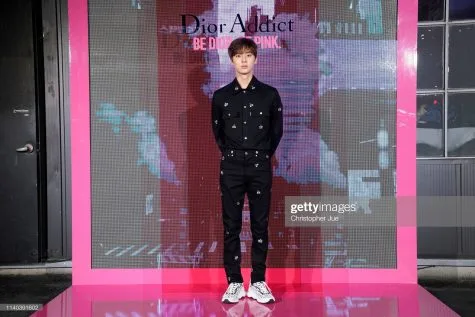 Outfit tối giản nhưng vẫn tạo sức hút của thành viên nhóm nhạc Wanna One. Ảnh: Getty Images