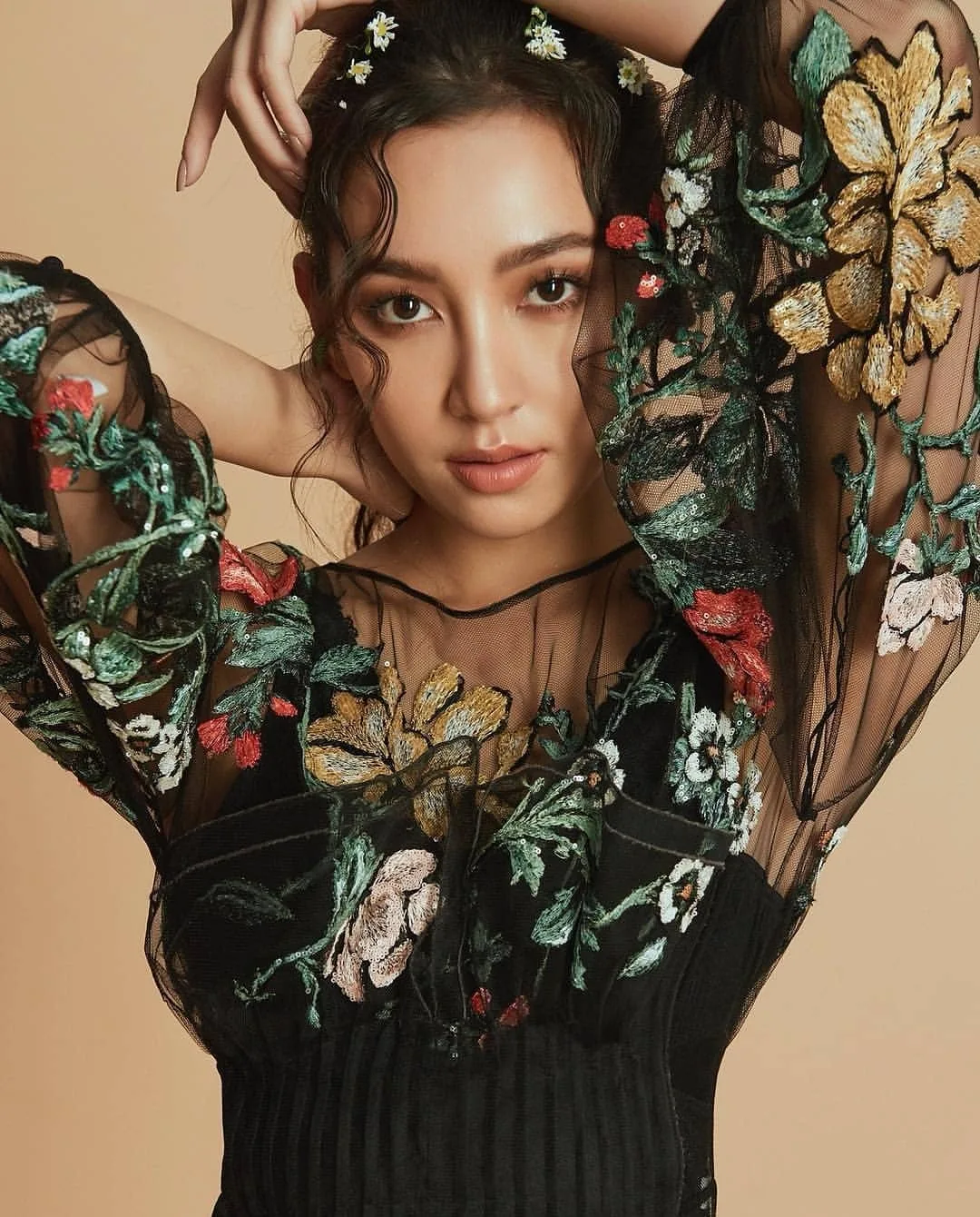 diễn viên thái - bella tạo dáng chuyên nghiệp