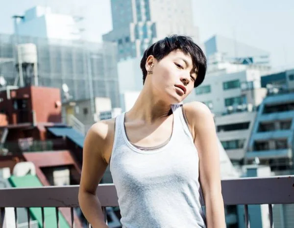 nữ dancer-Koharu Sugawara mặc áo trắng