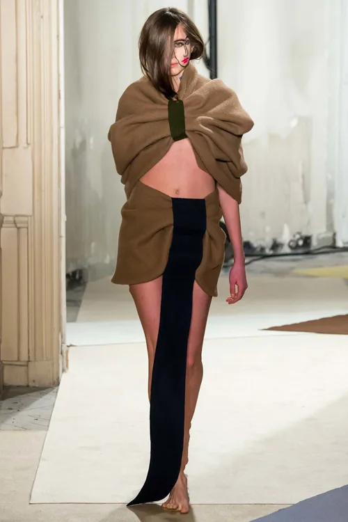 Simon Porte Jacquemus, người mẫu mặc váy màu nâu có tà màu đen Fall 2015.