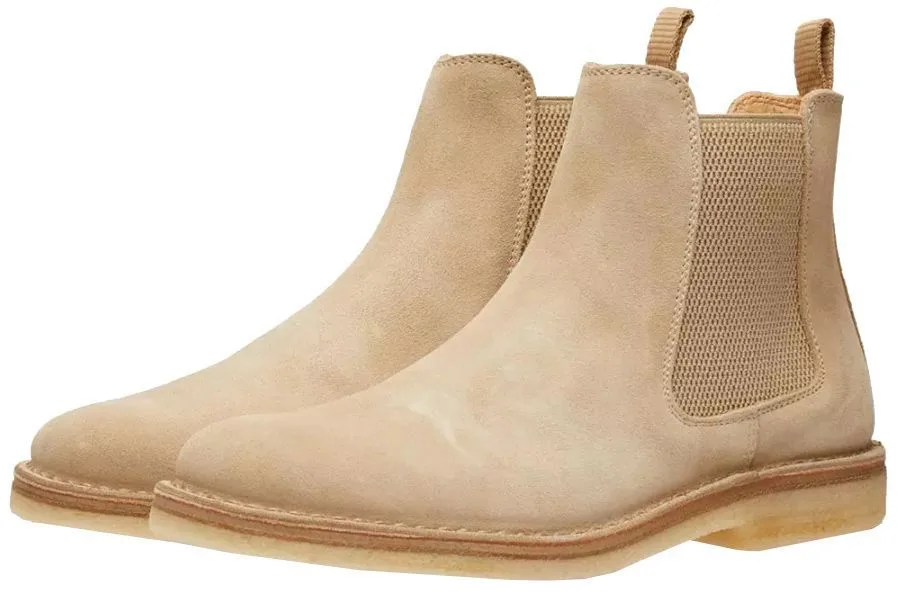 Chelsea Boot là mẫu giày nam phong cách cực kì thích hợp cho những ngày Chớm Thu. Ảnh: Esquire