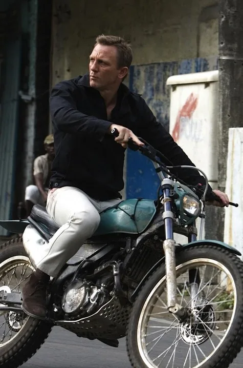 James Bond với quần jean trắng