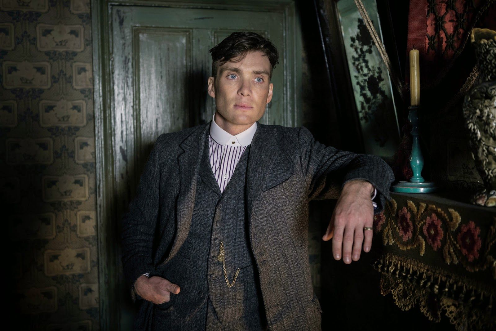 thời trang phim Peaky Blinder - áo sơ mi cổ bo tròn