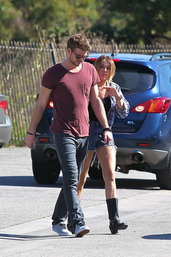 phong cach thoi trang Liam Hemsworth - tee & jeans 3 - elle man