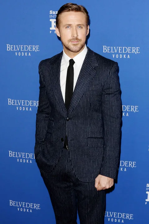 suit nam - elle man - RYAN GOSLING