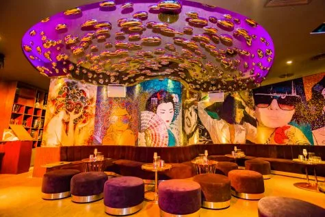 Các bức tranh gốm theo trường phái Popart tạo nên một không gian xa hoa nhưng ấm cúng.