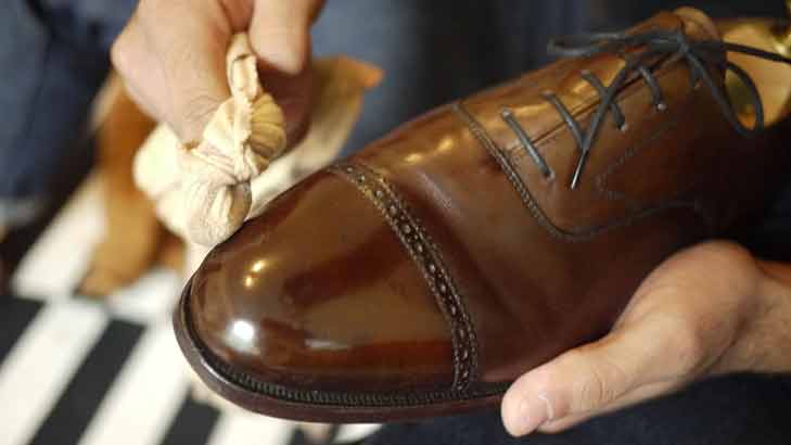 Cách bảo quản giày da nam trong mùa mưa