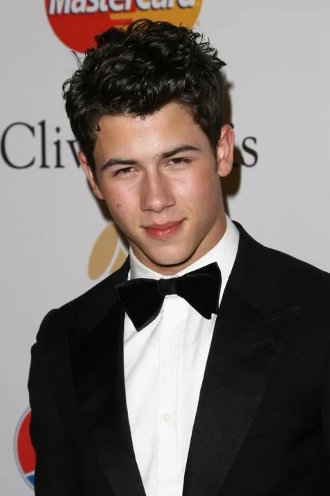 Tóc ngắn sát với độ xoăn vừa phải cũng được Nick Jonas áp dụng thành công