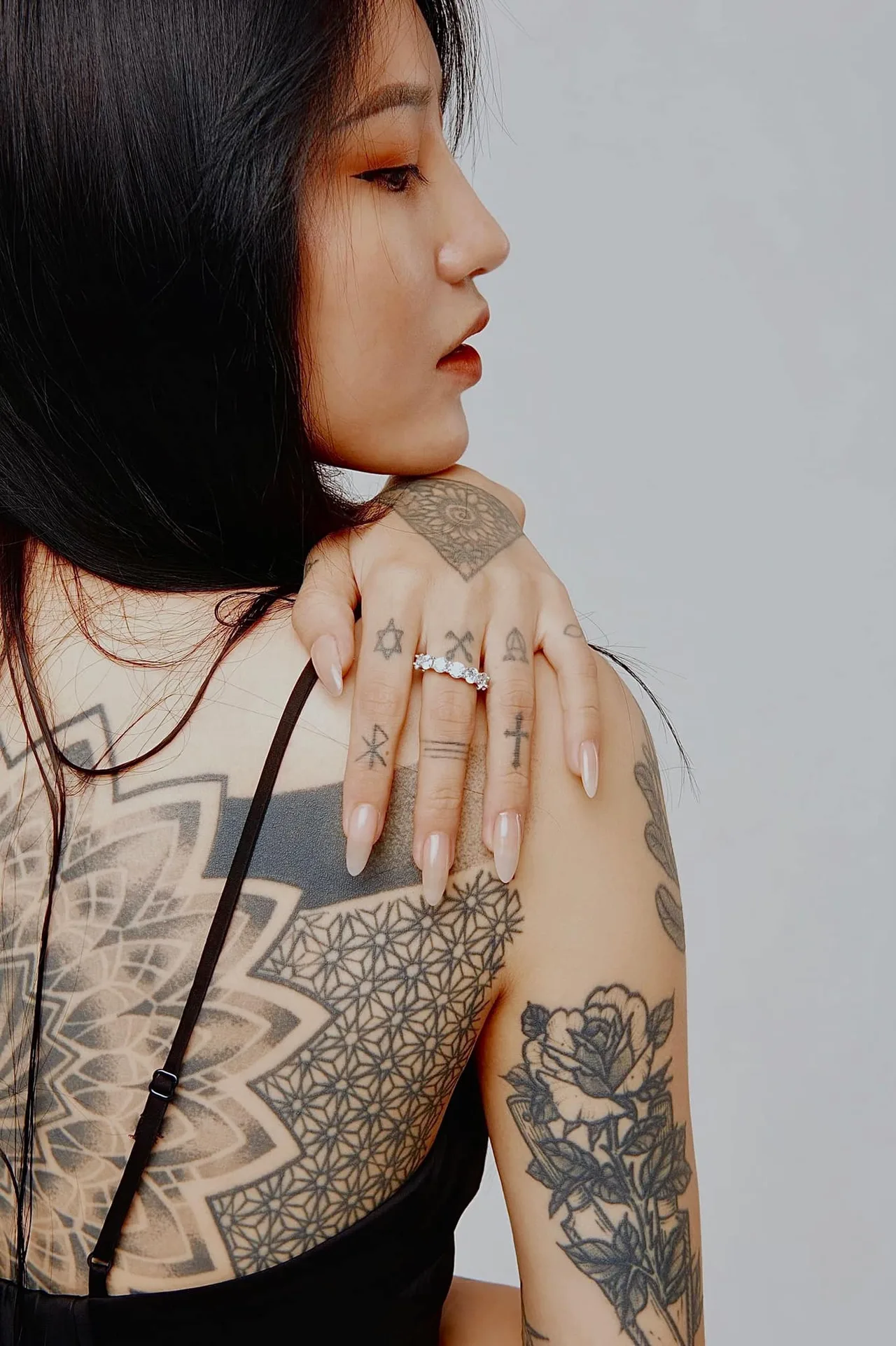 hinh xam tay va lung phuong minh an - elle man (1)