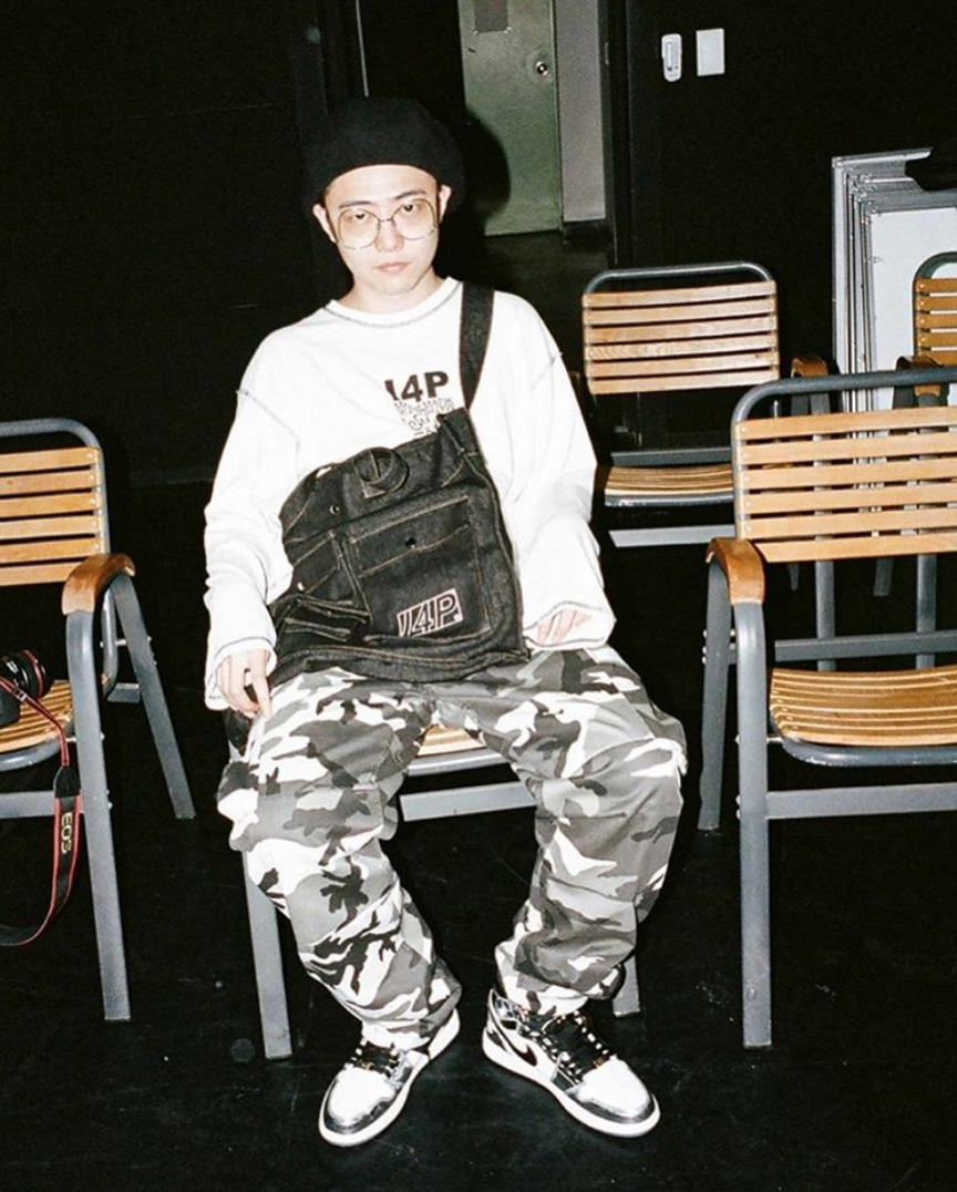 giriboy rapper mặc quần camo và áo sweater
