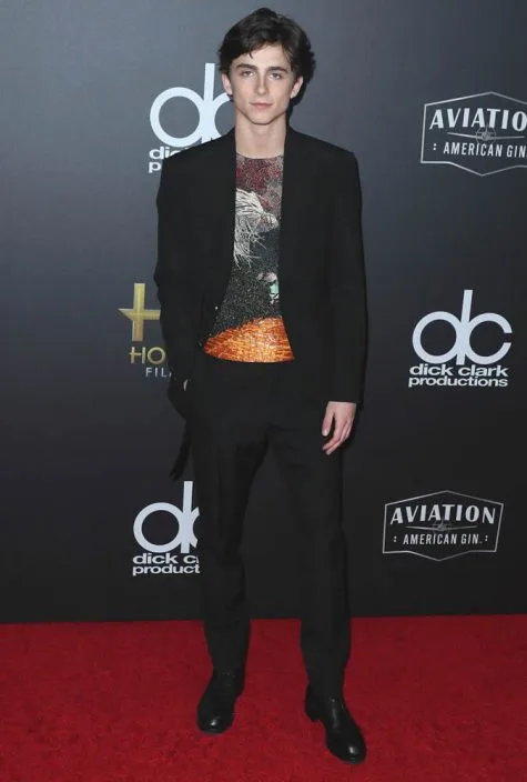 diễn viên Timothée Chalamet mặc suit đen áo thun màu sắc