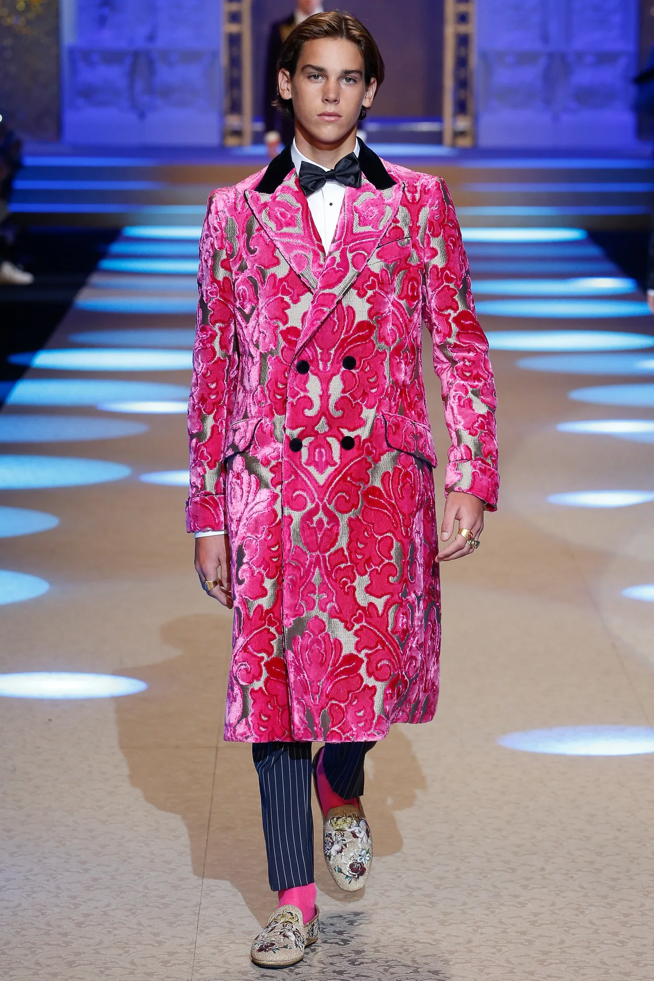 Áo khoác nhung với họa tiết hoa bản lớn. Ảnh: dolcegabbana