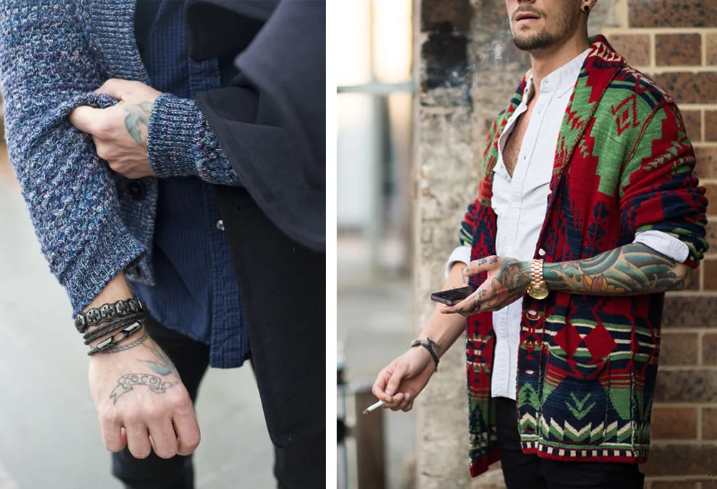Áo khoác cardigan, xắn tay áo khoe phụ kiện và hình xăm.