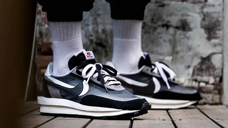 Đôi giày sacai x Nike LDV waffle black white