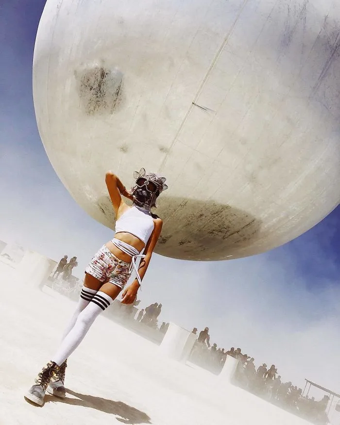 Lễ hội Burning Man cũng là nơi hội tụ cho những nhà thiết kế thời trang trong những bộ quần á độc đáo và sáng tạo. Ảnh: Instagram @uliana.top