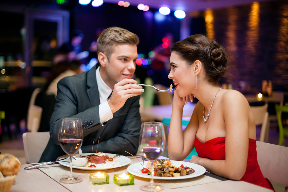 dấu hiệu nàng thích bạn - cho bạn đút thức ăn - elle man