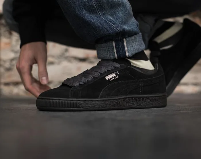 5 kieu giay the thao - all-black - Puma Suede Classic black mono - elle man