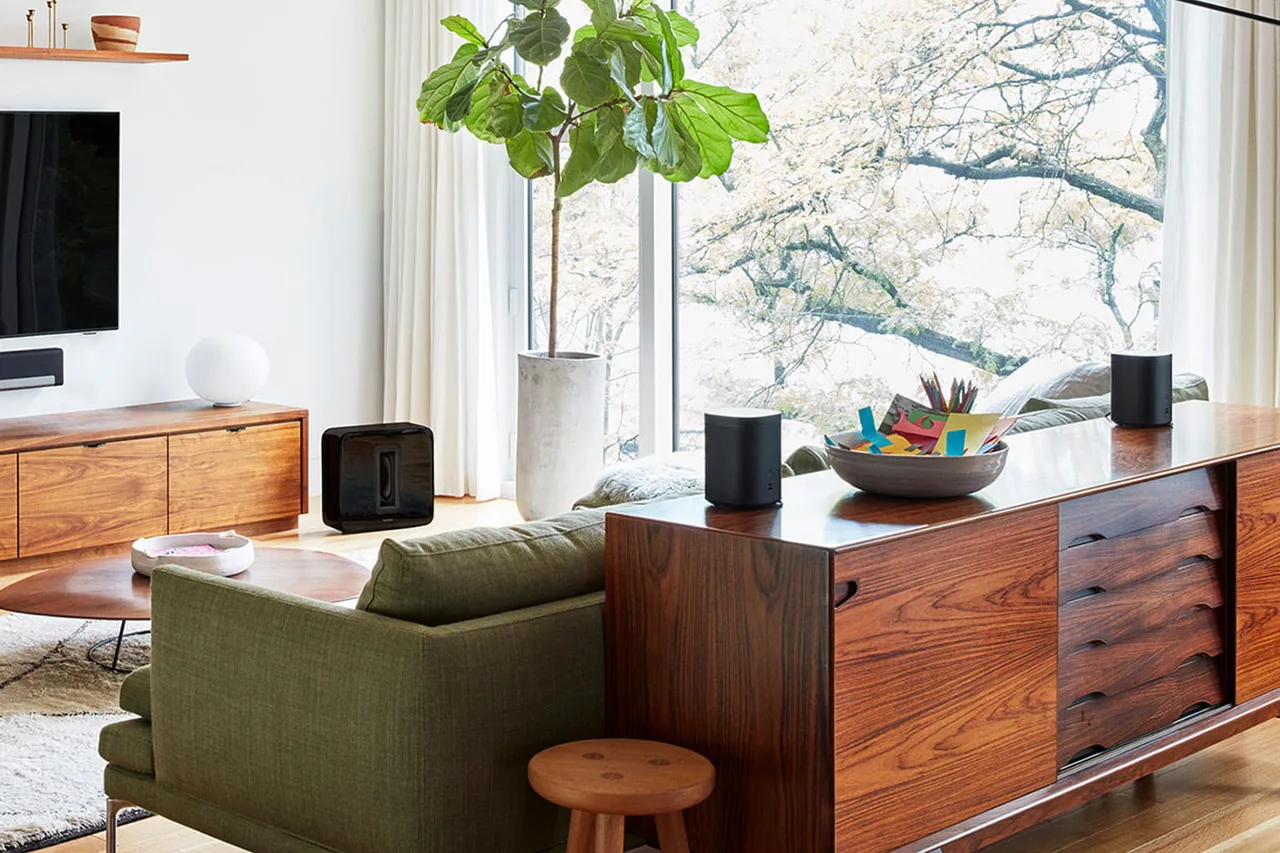 tao khuyet apple - sonos one- ELLE Man