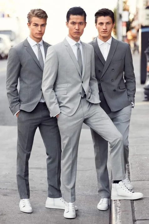 Một cây suit xám với những đôi sneaker trắng là xu hướng của mùa thu đông này Một cây suit xám với những đôi sneaker trắng là xu hướng của mùa thu đông này