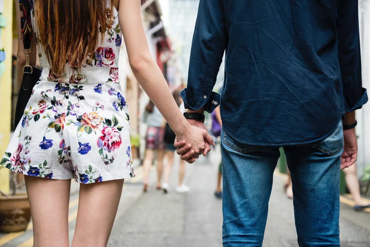 cuộc hẹn hò của chàng trai và cô gái váy hoa