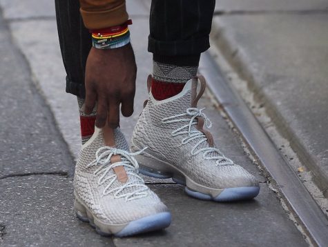 giay the thao cuoi thang 10 - Nike LeBron 15 “Ghost” 1 - elle man 4