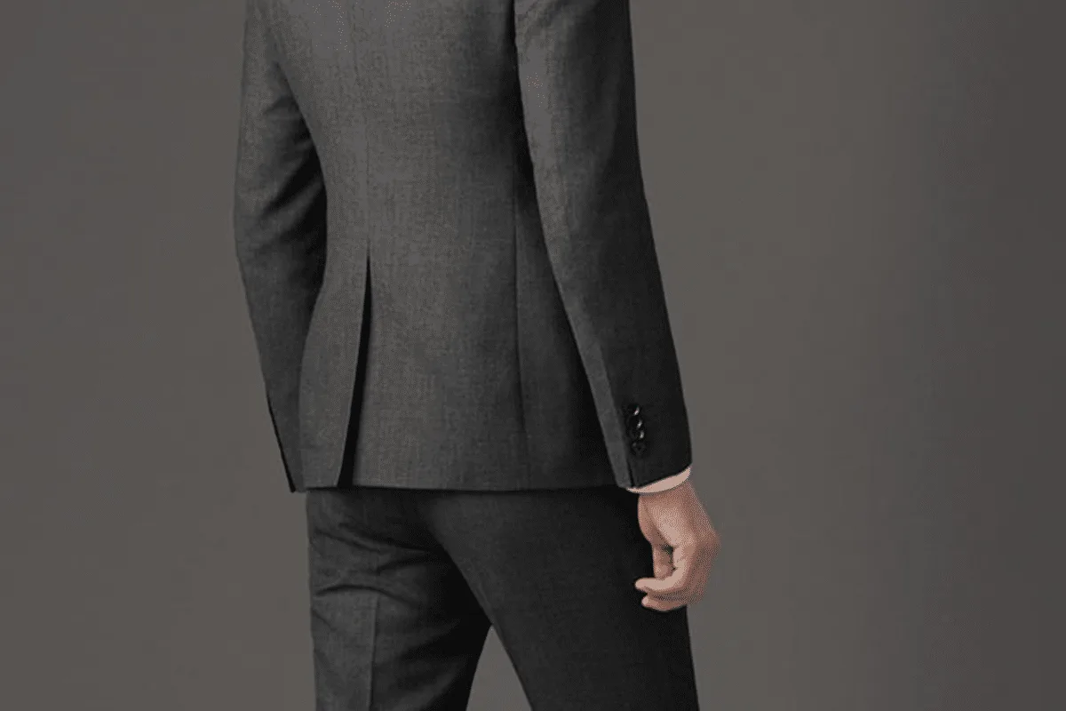 Đường xẻ tà đơn của suit nam kiểu Mỹ.