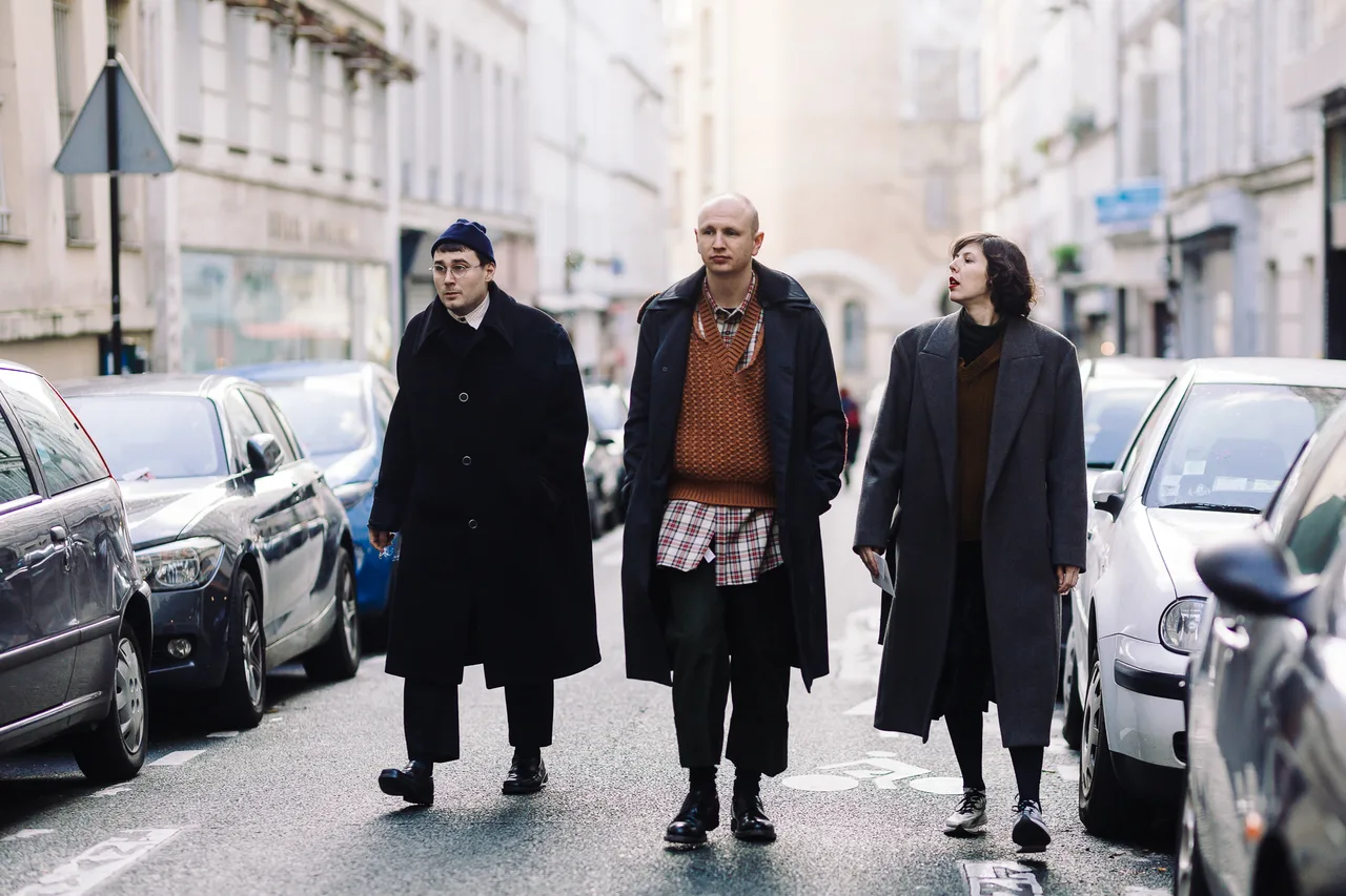 Không cần quá cầu kỳ, chỉ cần diện trench coat đơn giản cũng đủ ăn điểm tại fashion week.
