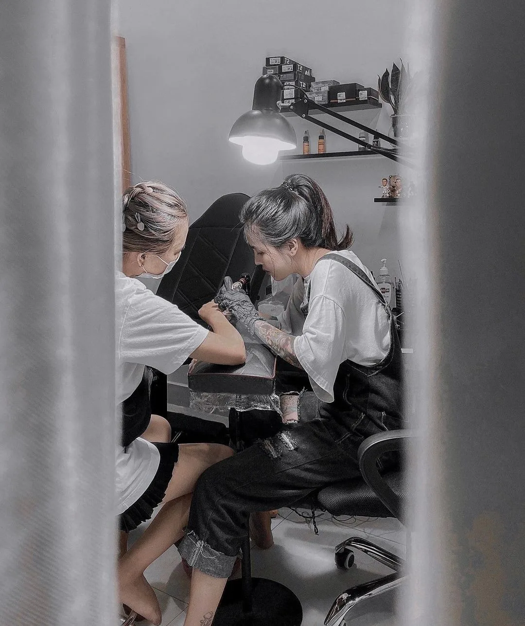 bii trinh lam viec trong phong xam - elle man (1)