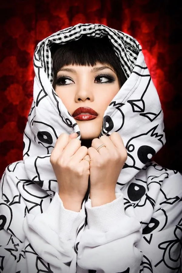 nữ dancer-Rino Nakasone tạo dáng với áo hoodie