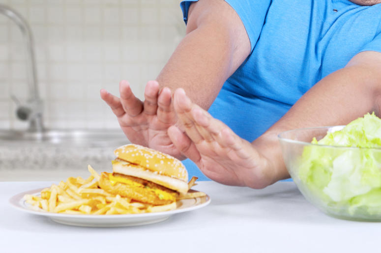 hình ảnh một ngừoi đàn ông từ chối đồ ăn