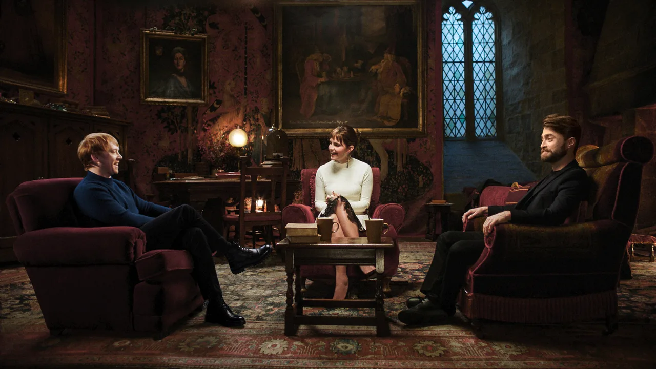 Bộ ba diễn viên chính trong Harry Potter ngồi quay quần bên nhau chia sẻ cảm xúc.
