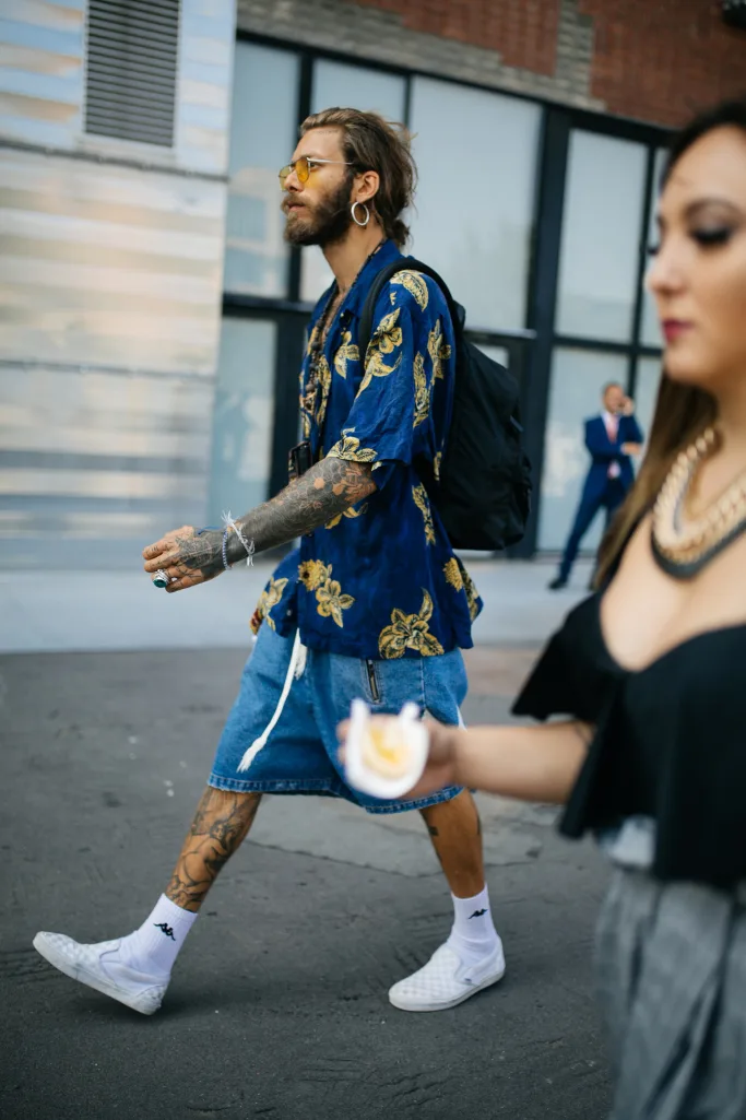Justin Biber hẳn sẽ rất hài lòng khi biết phong cách Athleisure kết hợp với áo họa tiết sơ mi năng động mà anh chàng đang theo đuổi được giới mộ điệu thời trang đón nhận. Ảnh: IMAXTREE