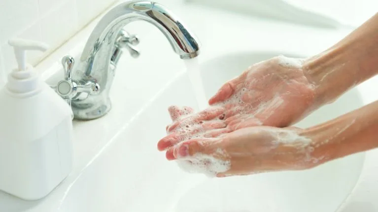 Nhớ luôn rửa tay trước khi rửa mặt nhé!. Ảnh: JOE.ie
