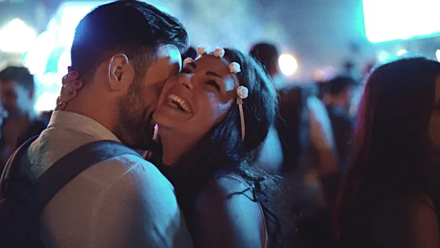 Nếu cả hai bạn đều yêu thích âm nhạc, concert của nghệ sĩ mà hai người đều thích có thể là một địa điểm hẹn hò thú vị