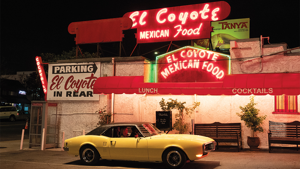 once-upon-a-time-in-hollywood-thành-phố-tràn-ngập-những-biển-hiệu-neon.jpg